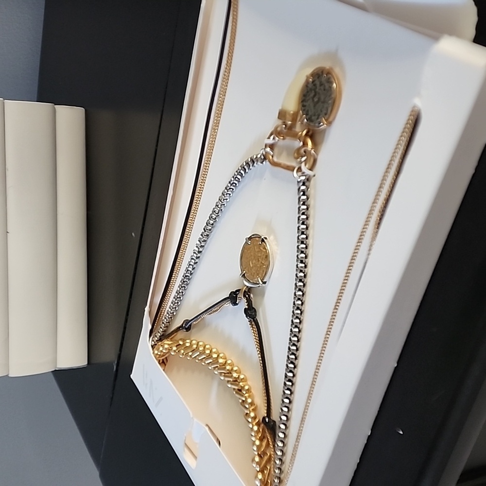 ZARA Pack of 3 Medallion Horn Neckaces - Picture 10 of 13